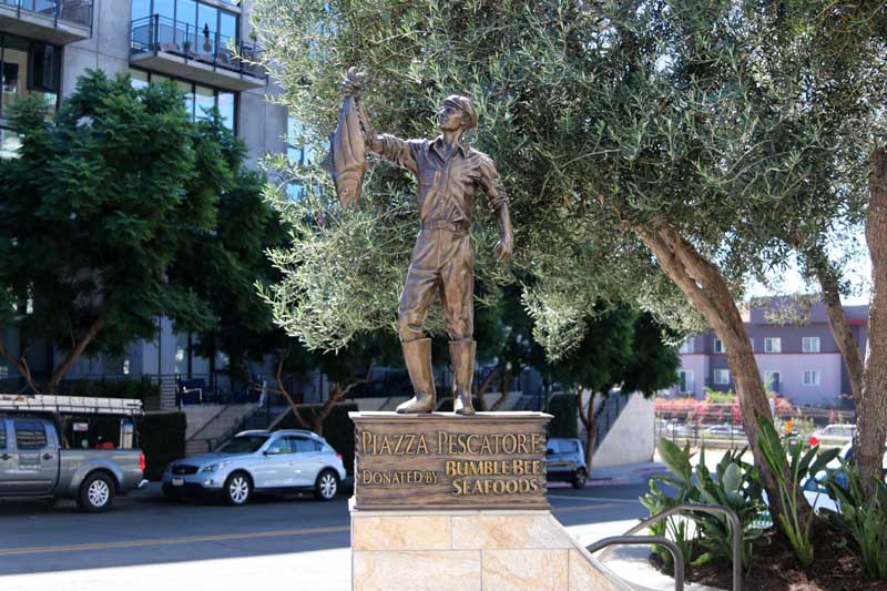 Piazza Pescatore Tunis fisherman bronze sculpture on a fountain.